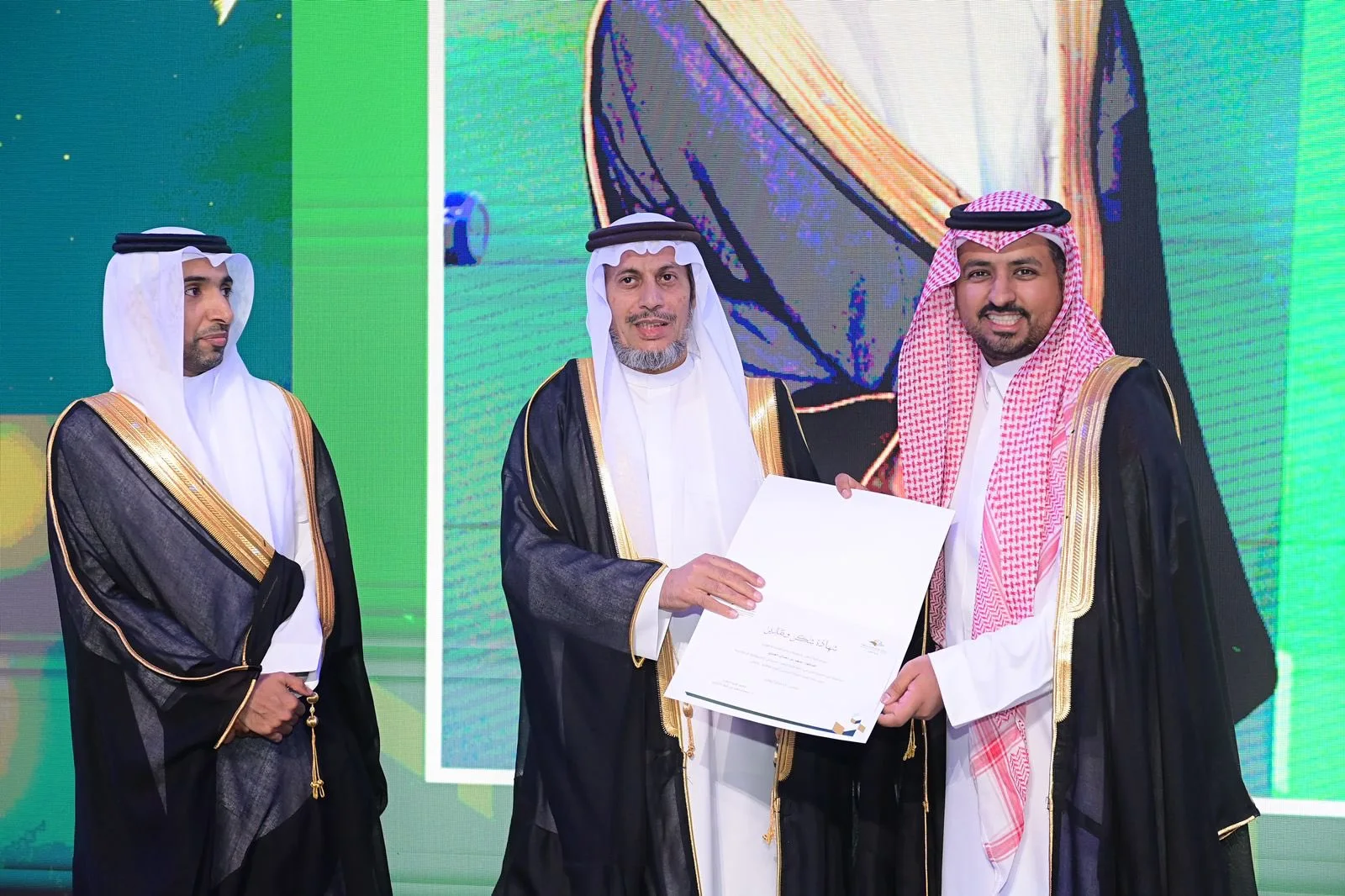 تكريم الأستاذ الدكتور سعد العنزي بجائزة العميد للمسؤولية الاجتماعية